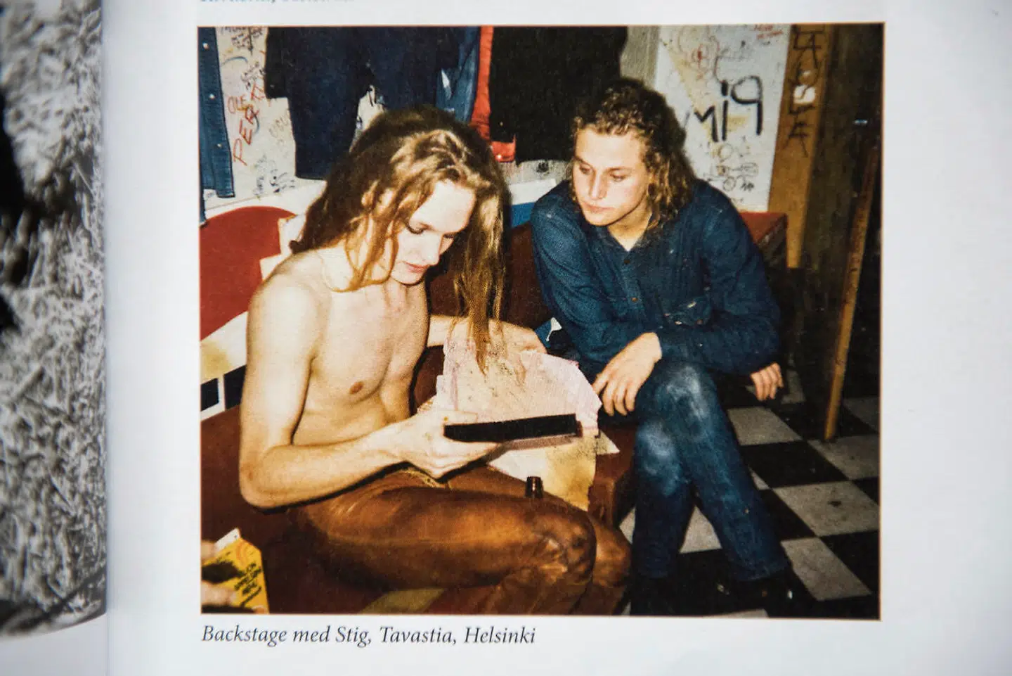 Jesper Binzer sammen med D-A-Ds guitarist Stig Pedersen backstage i Helsinki