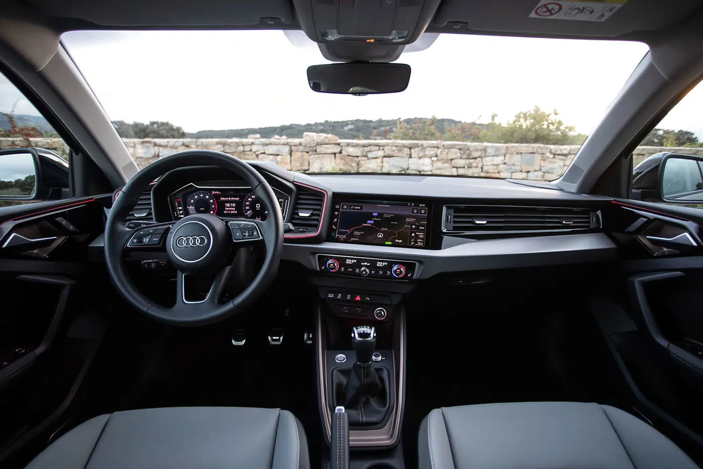 Kabinen har fået med den brede digitaliseringspensel, og der er store digitaldisplays både på midterkonsollen og bag rattet (det sidste er ekstraudstyr, som du BØR vægle).