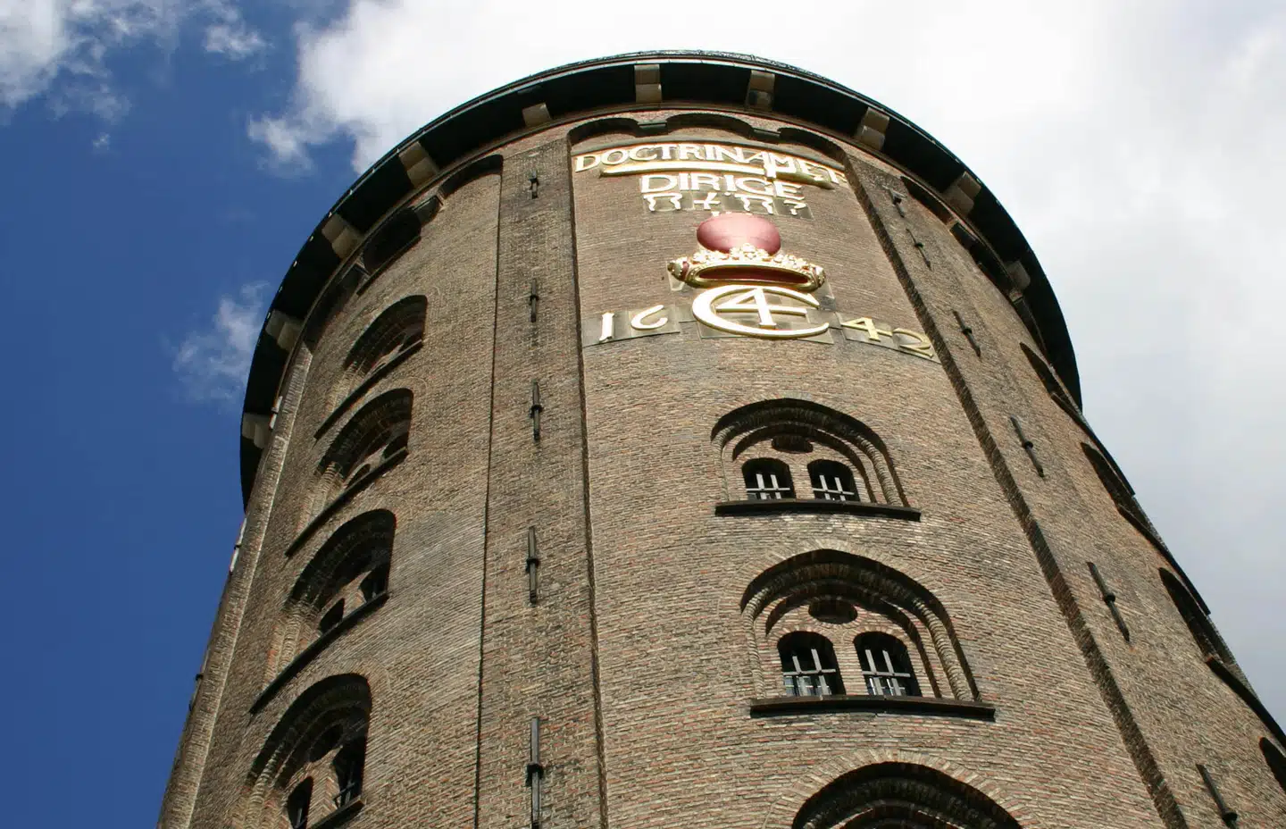 Egentlig skulle Københavns observatorium i 1600-tallet have været placeret uden for byen - men Christian IV slog en række funktioner sammen til en bygning - en kirke, et bibliotek og et observatorium - og placerede en inskription for sig selv på tårnet.
