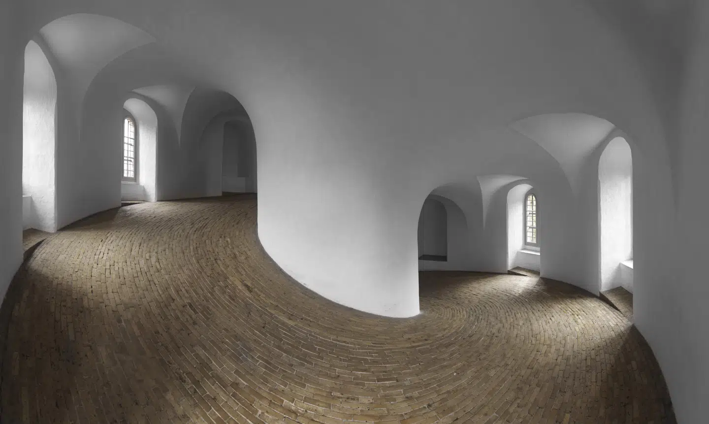 Rundetårns sneglegang fører til bygningens tag, hvorfra der til begyndelsen af 1860erne blev kigget på stjerner. Så flyttede observartoriet - men to aftner om ugen i vintermånederne kan man stadig besøge observatoriet på toppen af Rundetårn.,