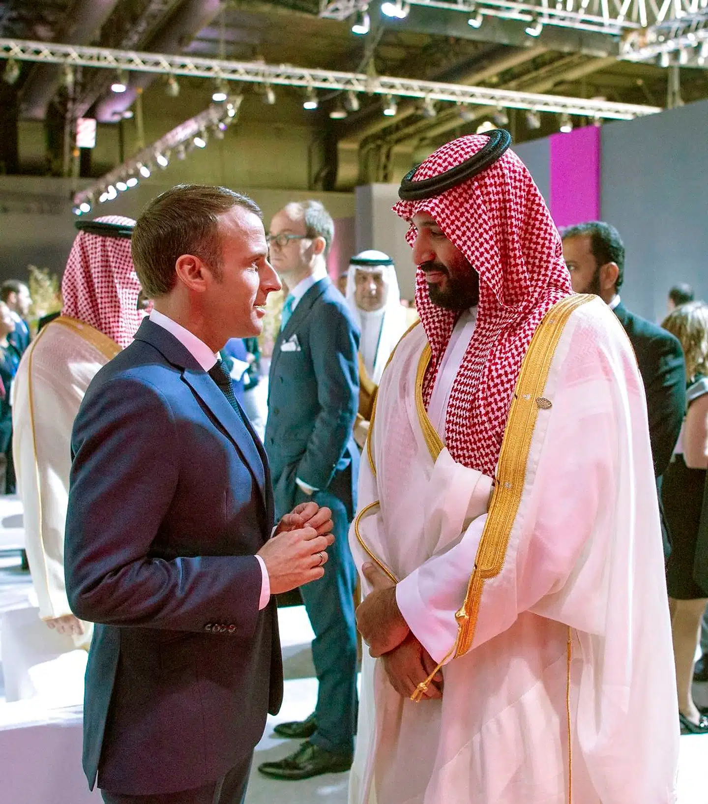 Frankrigs præsident, Emmanuel Macron, havde på G20-mødets førstedag en længere dialog med Saudi-Arabiens kronpris. Macron vidste ikke, at samtalen blev opsnappet af en mikrofon i nærheden. Foto: Bandar AL-JALOUD / Saudi Royal Palace / AFP / Ritzau Scanpix)