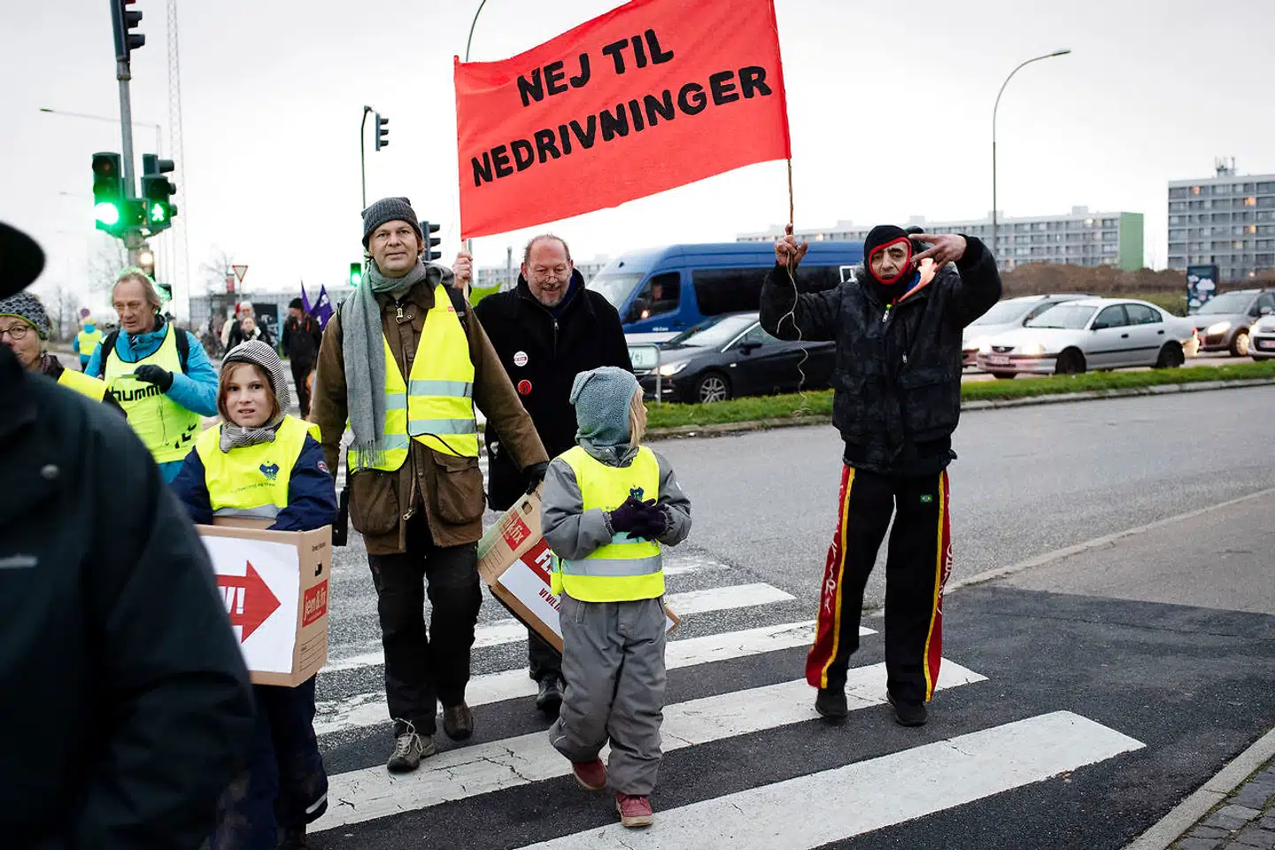 Cirka 250 demonstranter forsøgte fredag 30. november at danne en menneskekæde mellem Gellerupparken og Bispehaven i det vestlige Aarhus. De protesterede mod de planlagte nedrivninger af boligblokke i de to socialt udsatte boligområder.