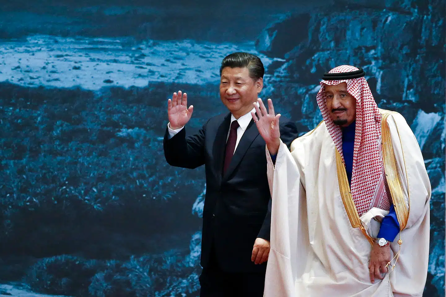 Kina øger for øjeblikket sin indflydelse i Mellemøsten, og landet er i dag den næststørste importør af saudi-arabisk olie efter USA. Her er den kinesiske præsident Xi Jinping på officielt besøg hos Saudi-Arabiens konge Salman bin Abdulaziz i 2017.