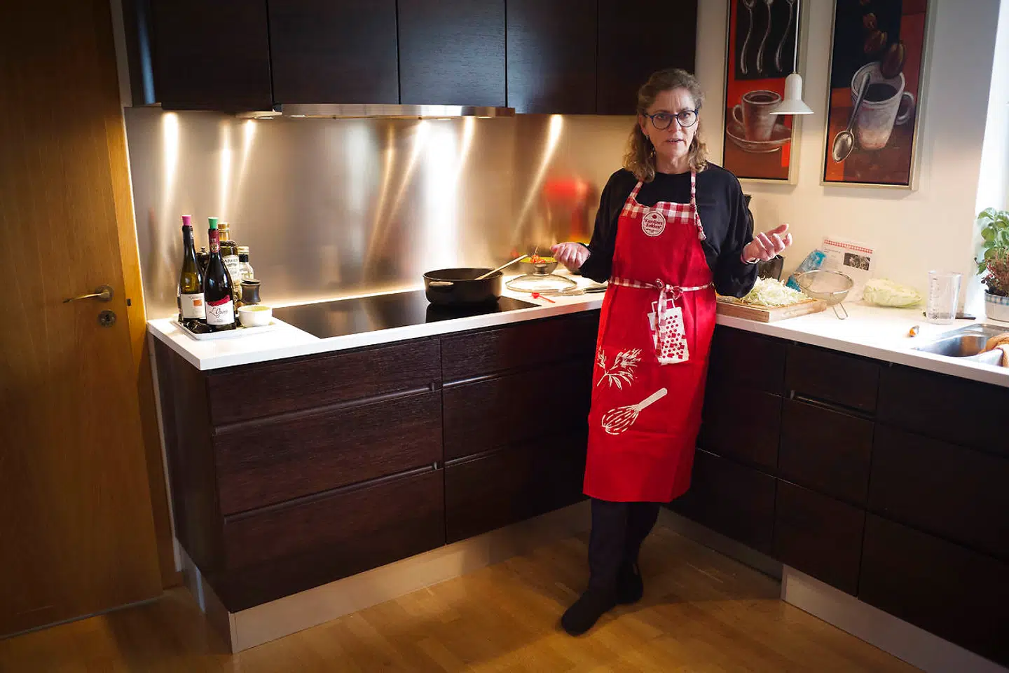 »Det er altså de færreste af de bloggere, som ved noget som helst om ernæring. Den tendens begyndte nok med »Kernesund«-bøgerne, hvor en familie, som så utrolig pæne ud, kom med alle mulige råd, som ikke havde baggrund i noget videnskabeligt, og mange fulgte dem blindt,« mener Tove Færch, som kan fejre 25 år jubilæum med Karolines Kogebog.