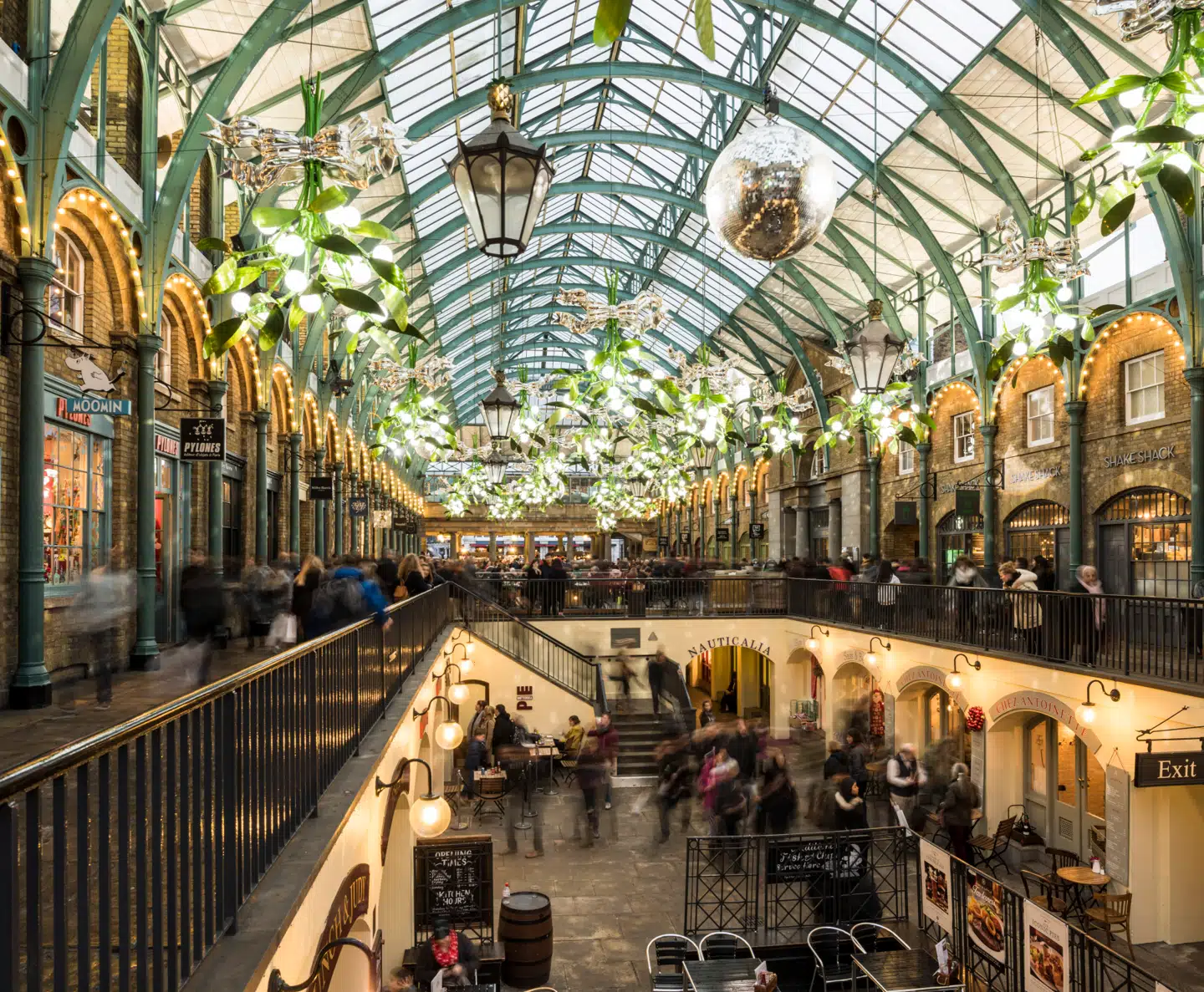 Covent Garden er smykket og dekoreret med store diskokugler og mistelten i overstørrelse.
