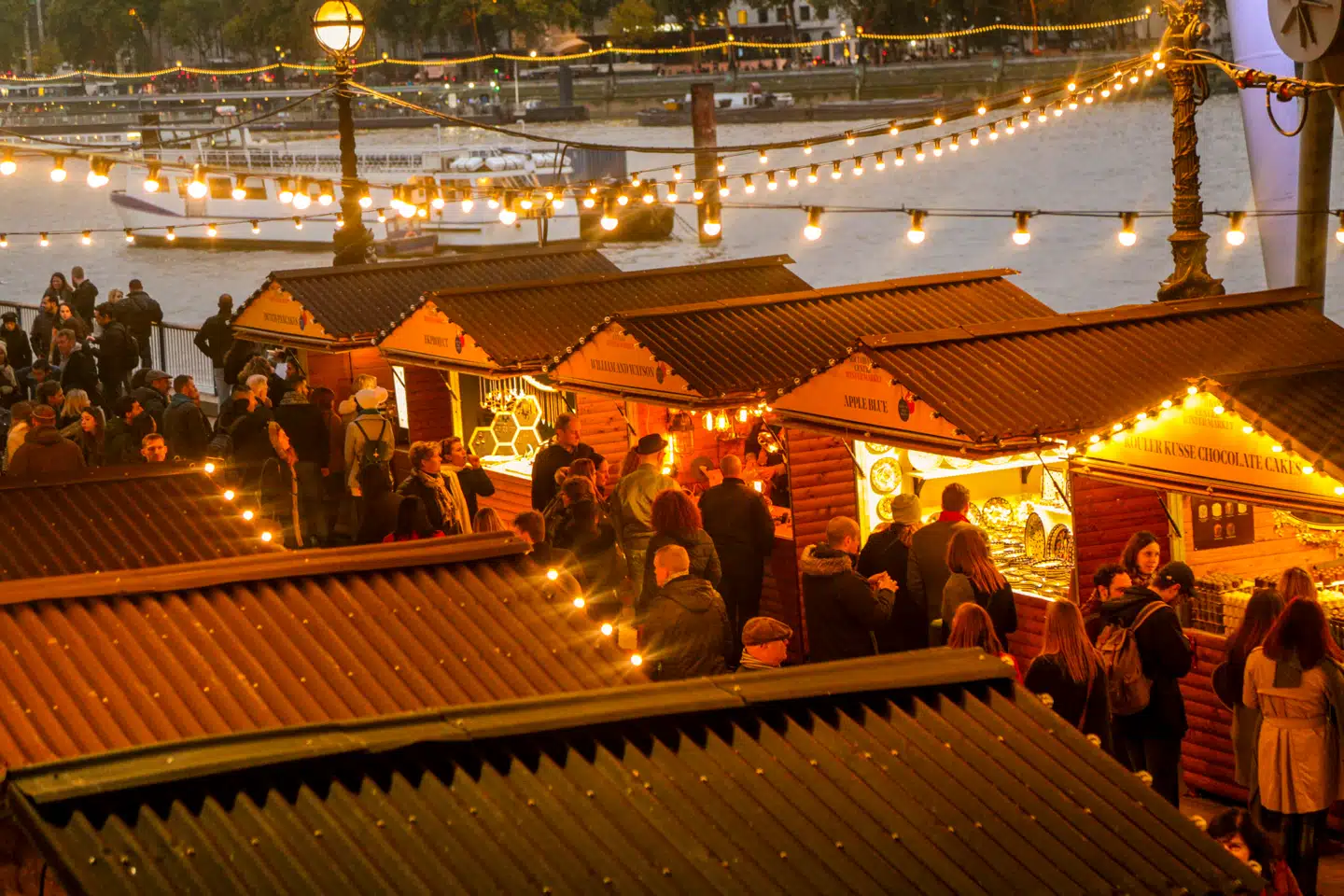 Southbank Centres julemarked ligger idyllisk ved Themsens flodbred.