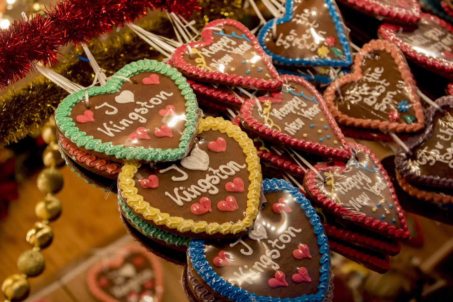 Den søde tand fristes af honningkagehjerter på markedet i Kingston.