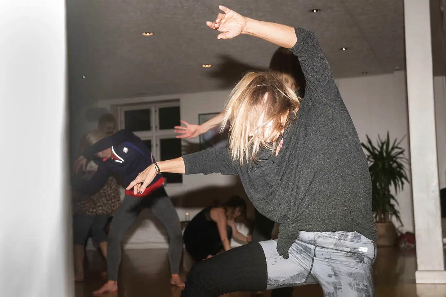 Dansen er ikke længere en disciplin for to dansepartnere, men et solo-frirum.