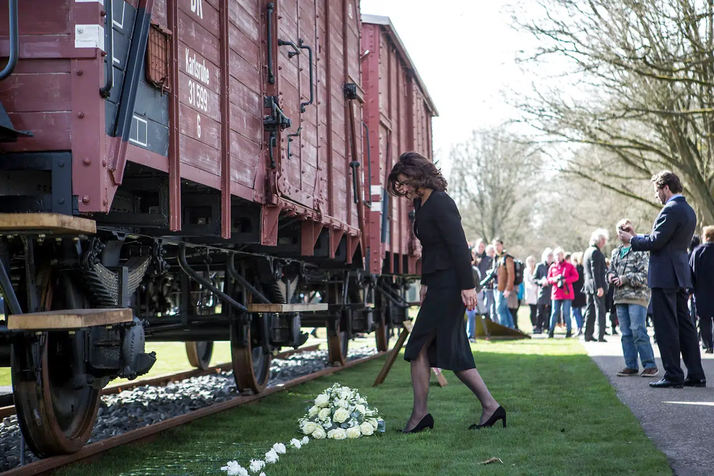 Tusindvis af jøder blev under Anden Verdenskrig kørt i tog til transitlejren Westerbork og senere til den tyske grænse. Næste stop var blandt andet udryddelseslejren Auschwitz. De hollandske statsbaner (NS) modtog betaling fra nazisterne. Nu indvilger statsbanerne i at betale kompensation til de efterladte.