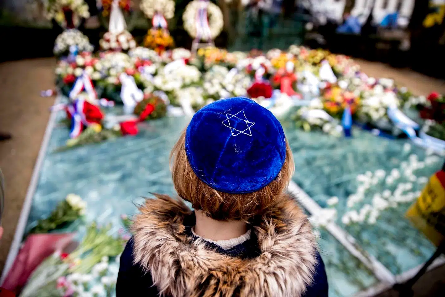 Hvert år mindes de mange jøder, der var bosat i Holland og som mistede livet i koncentrationslejre, ved Auschwitz-monumentet Wertheimpark i Amsterdam.