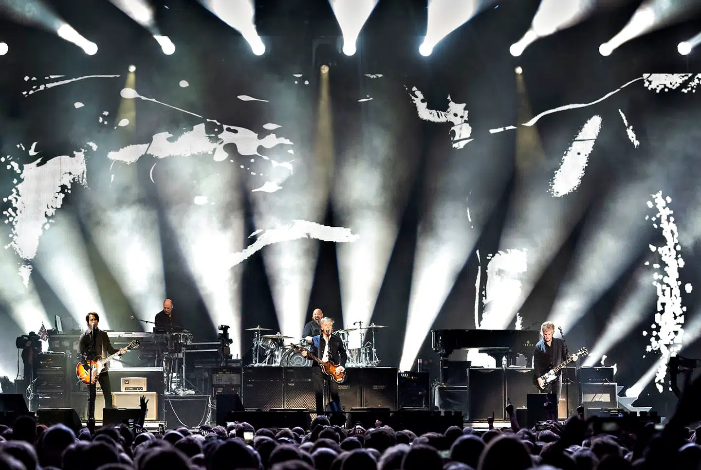 Meget sigende kom størstedelen af publikum først op at stå, da »Hey Jude« blev spillet som sidste nummer i den ordinære del af koncerten.