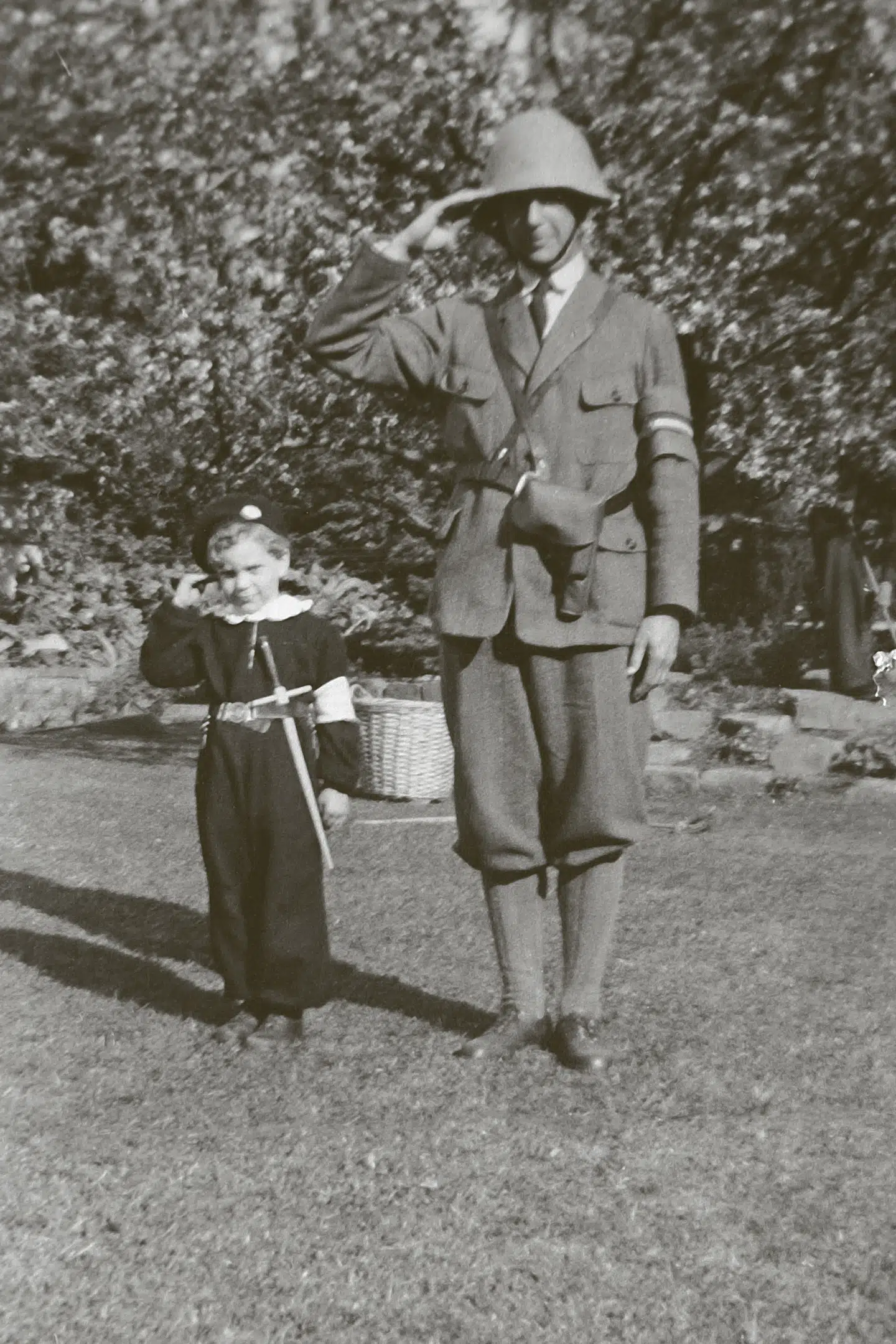 Christian Eugen-Olsen i frihedsuniform sammen med sin far.