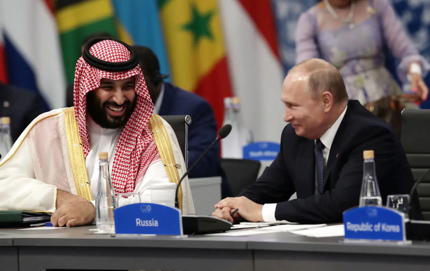 Så gode venner er Ruslands præsident Vladimir Putin og Saudi-Arabiens kronprins Mohammed bin Salman vist. Her taler de to sammen under G20 mødet i Argentina. 30. november 2018. (Photo by Alejandro PAGNI / AFP)