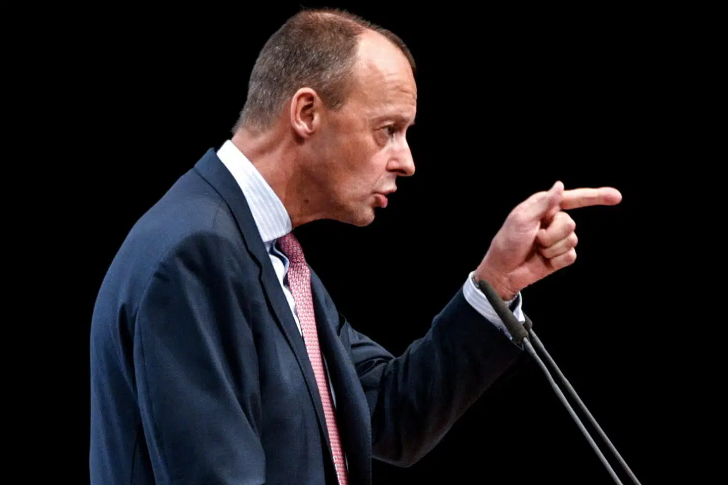 Friedrich Merz' kampagne har været noget turbulent. Fans har fejret ham som en »Messias«, mens kritikere har peget på, at han har lavet flere fejl. F.eks. har han måttet trække flere meldinger tilbage, ligesom han har haft svært ved at håndtere spørgsmål om sine indtægter i erhvervslivet.