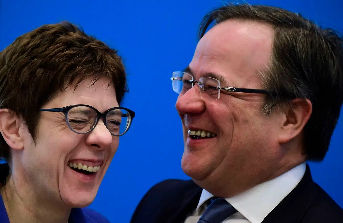 Flere kommentatorer i Tyskland peger på, at ministerpræsident Armin Laschet, der her ses sammen med Annegret Kramp-Karrenbauer, ikke helt har opgivet håbet om at blive kansler.