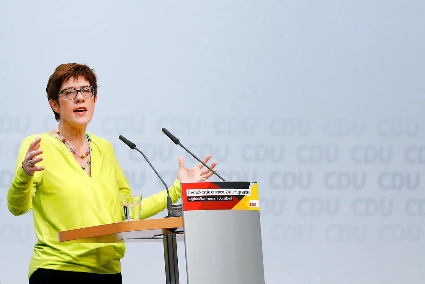 CDUs generalsekretær Annegret Kramp-Karrenbauer (AKK) fører i meningsmålingerne. Men i sidste instans er det de 1.001 delegerede på partikongressen i Hamborg, der afgør, om hun bliver formand. AKK har hidtil ikke lavet nogen fejl i valgkampen, men vurderes også af mange til at være en lidt kedelig og langt mindre veltalende kandidat end Merz.