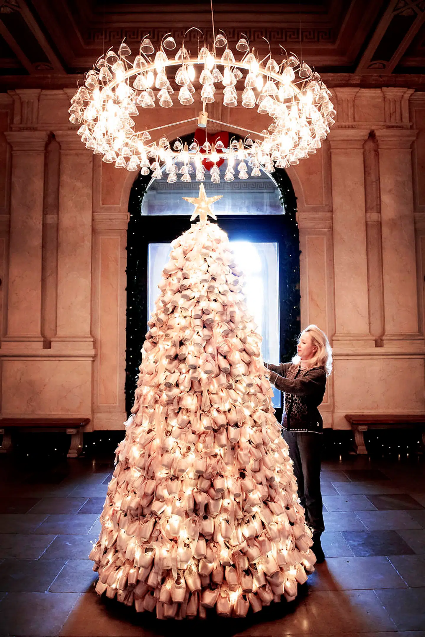 1.029 enkelte balletsko er der på juletræet. Henriette Brøndsholm kan fortælle om dem alle, hvem de har tilhørt, og hvilke forestillinger de har været med i.