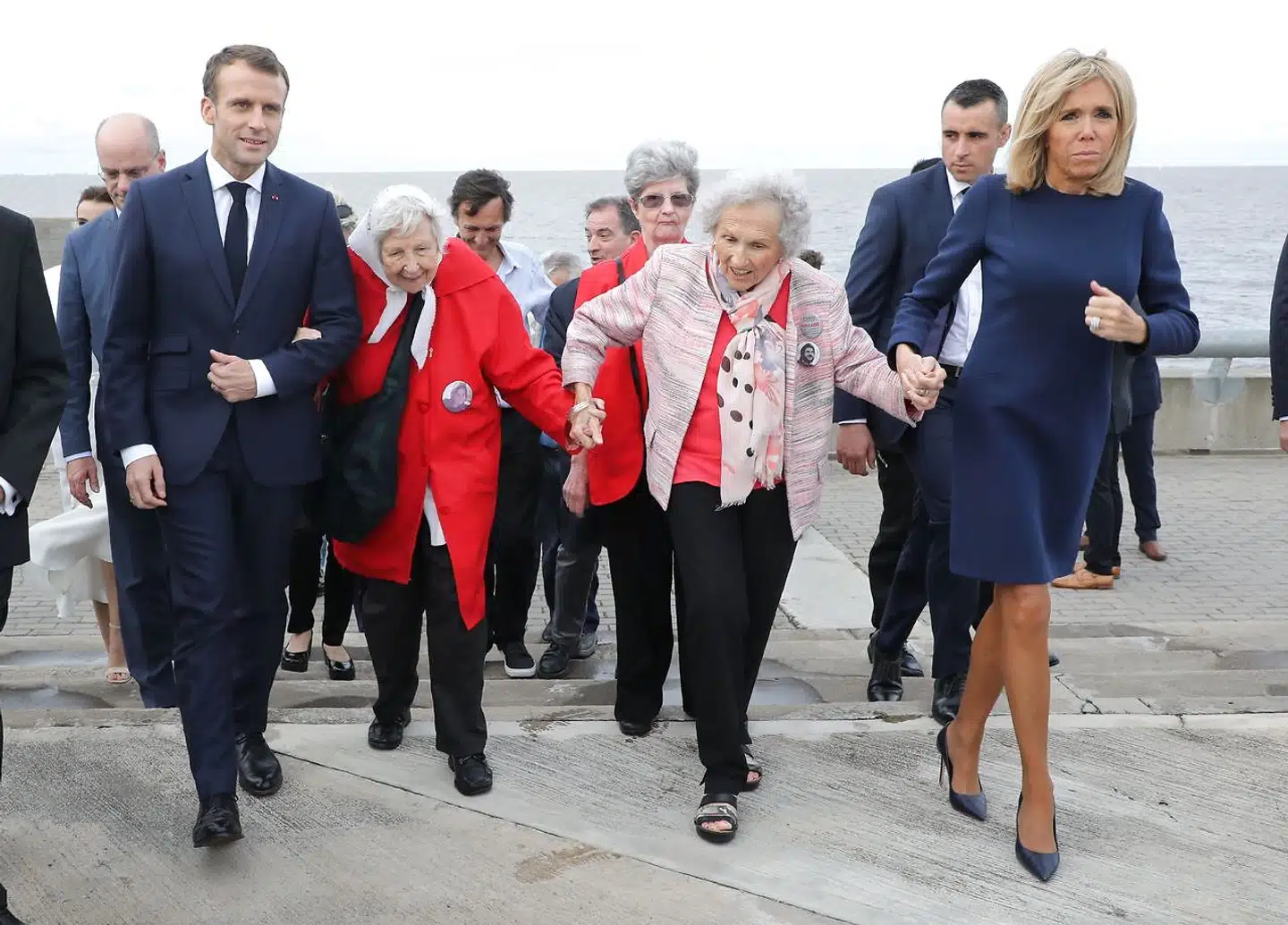 Det franske præsidentpar, Emmanuel og Birgitte Macron, benytter G20-mødet i Argentina til forinden at aflægge et statsbesøg i landet. Her er de i selskab med repræsentanter for »Madres de Plaza Mayo«, der blev stiftet af mødre til de mange tusinder »forsvundne« under det argentinske militærdiktaturs styre 1976-1983.