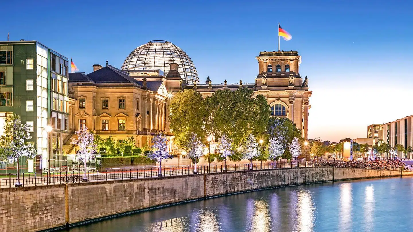 Regeringskvarteret i Berlin med Forbundsdagens karakteristiske, moderne glaskuppel som pejlemærke.