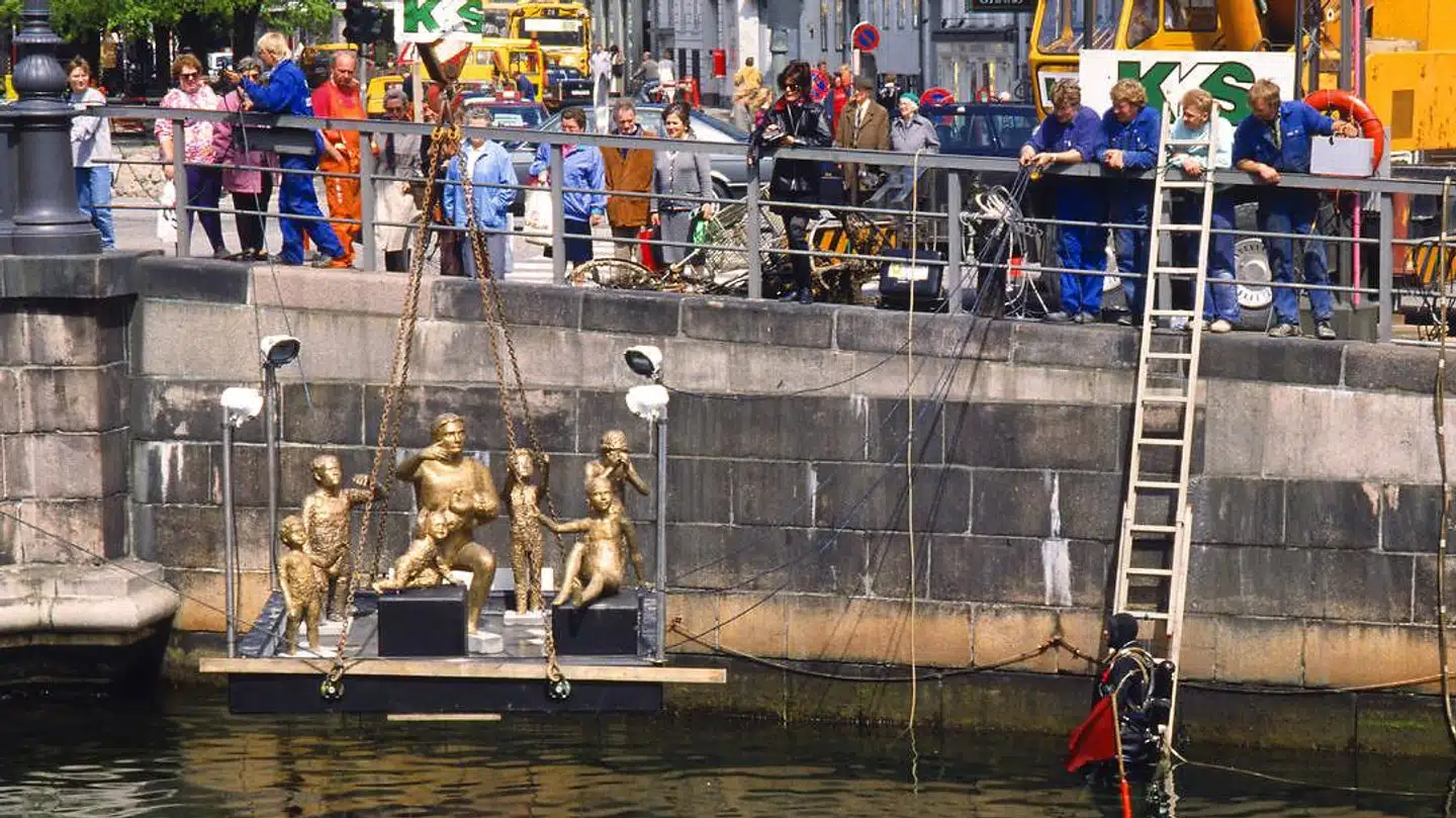 Suste Bonnén's skulptur 'Agnete og Havmanden' bliver sænket ned i kanalen ved Højbro Plads i 1992. Torsdag tittede den atter frem pga. ekstremt lavvande.