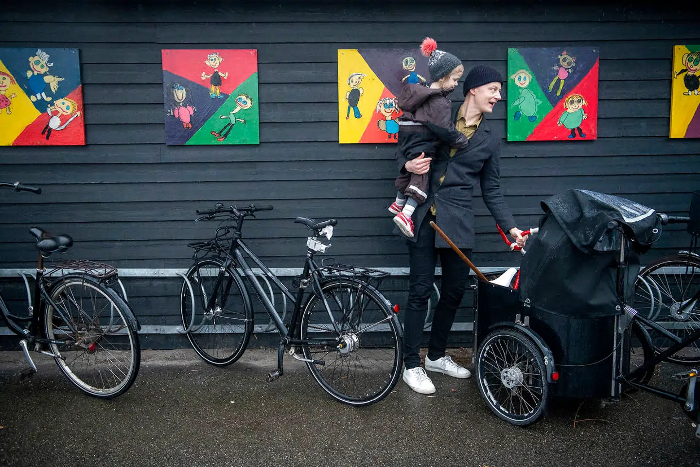 Christian Nørgaard har sagt sit gode job op og rejser nu ud i verden i et halvt år med sin hustru, Stine, og parrets tre børn. Her skal Agnes på tre år i vuggestue.