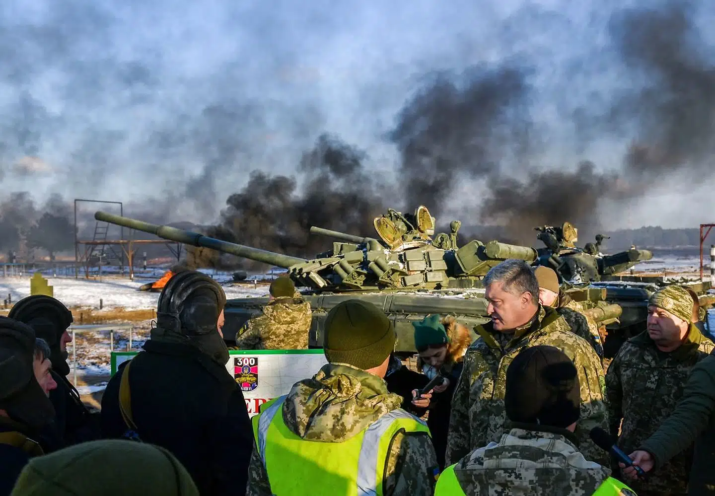 Den ukrainske præsident, Petro Porosjenko, under en militærøvelse i denne uge. Landets parlament godkendte i denne uge præsidentens forslag om at indføre krigsretstilstand i 30 dage som svar på Ruslands beskydning af ukrainske skibe.