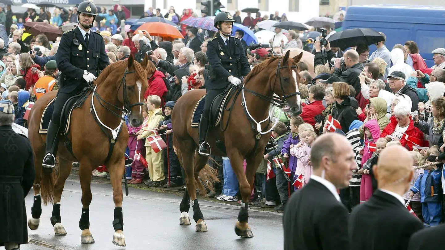 Rigspolitiet har allerede købt fire heste og har planer om at købe yderligere 16 dyr til den nye ryttersektion, der bl.a. skal bruges til såkaldt »honorære opgaver«, som da regentparret – som på billedet – var på officielt besøg i Randers.