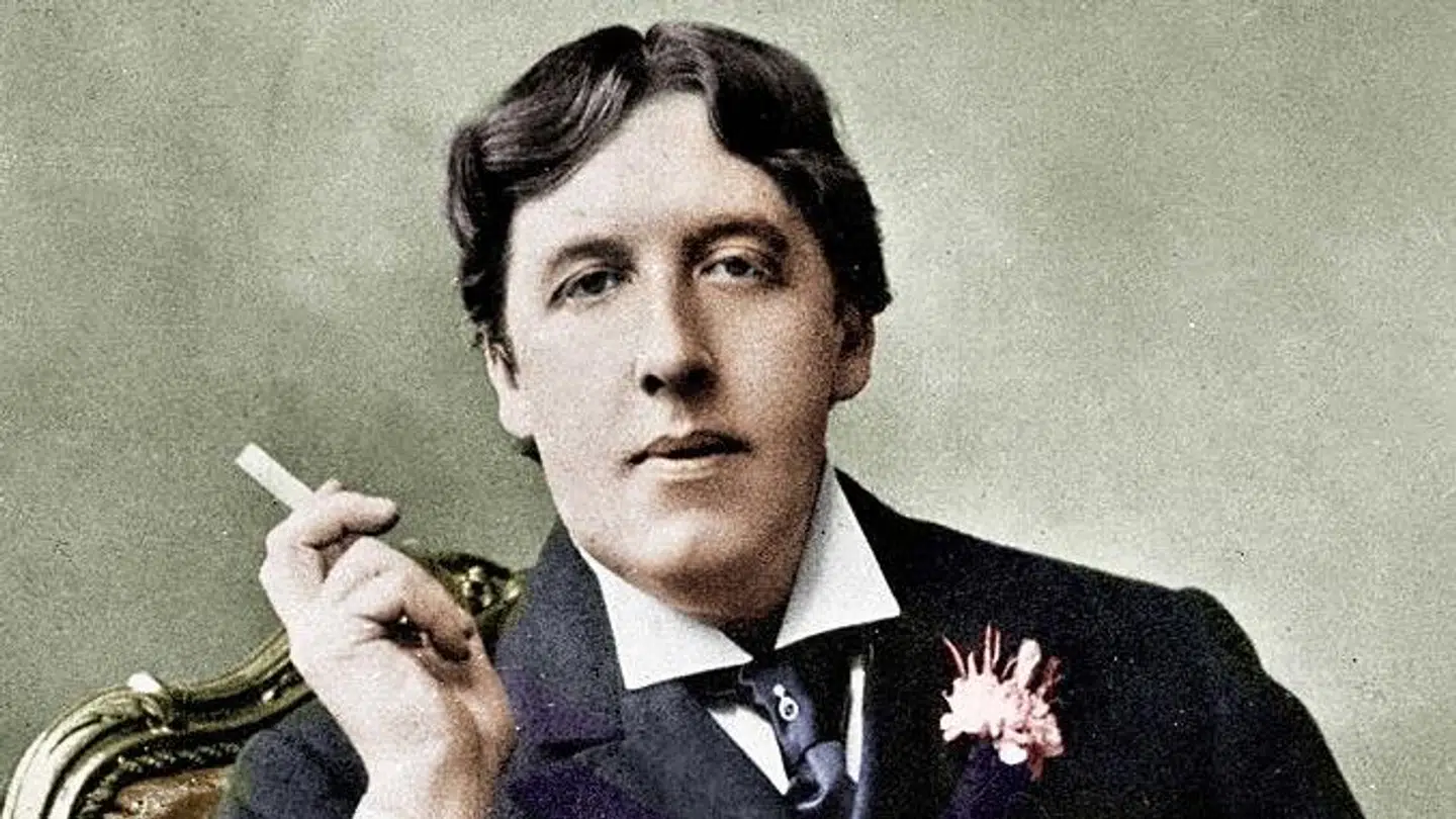 »Der går sjældent røg af en brand...« Oscar Wilde trænger til en smøg.