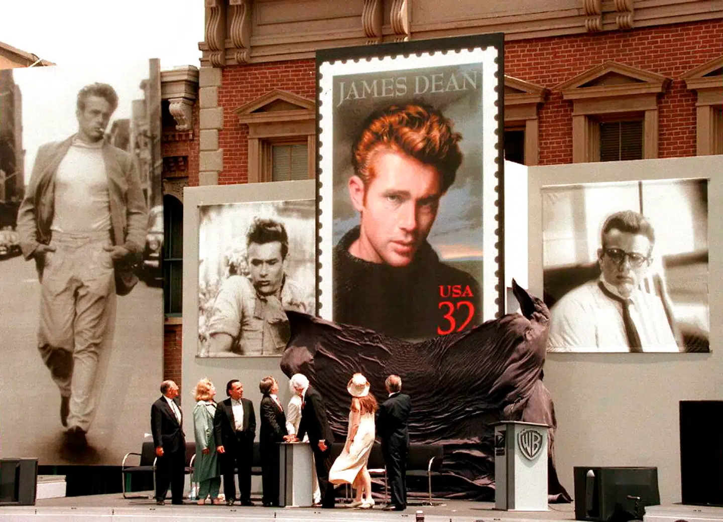 Frimærket med den cigaretløse James Dean bliver afsløret af US Postal Service. AFP PHOTO Mike NELSON/mn. MIKE NELSON / AFP