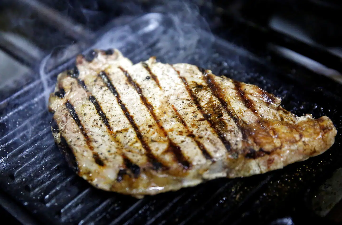 Et studie fra Oxford University viser, at en forbruger der spiser cirka 100 gram kød dagligt, udleder 7,19 kilo CO2 om dagen. En vegetar udleder 3,81 kilo og en veganer, der slet ikke spiser noget fra dyr, udleder ca. 2,89 kilo CO2.