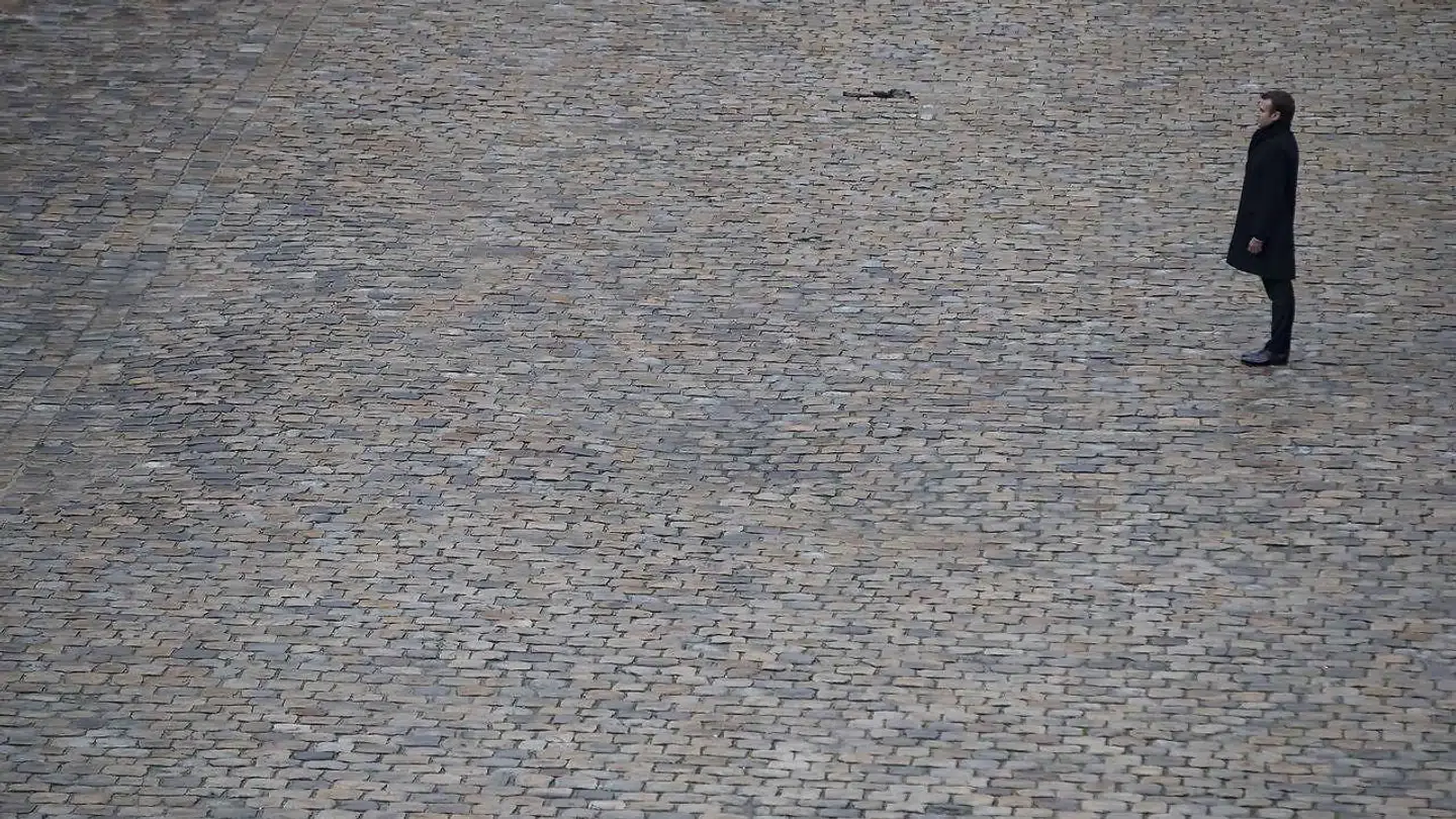 Præsident Emmanuel Macron overværer en militærparade uden for Hotel des Invelides i Paris, 26. november 2018.