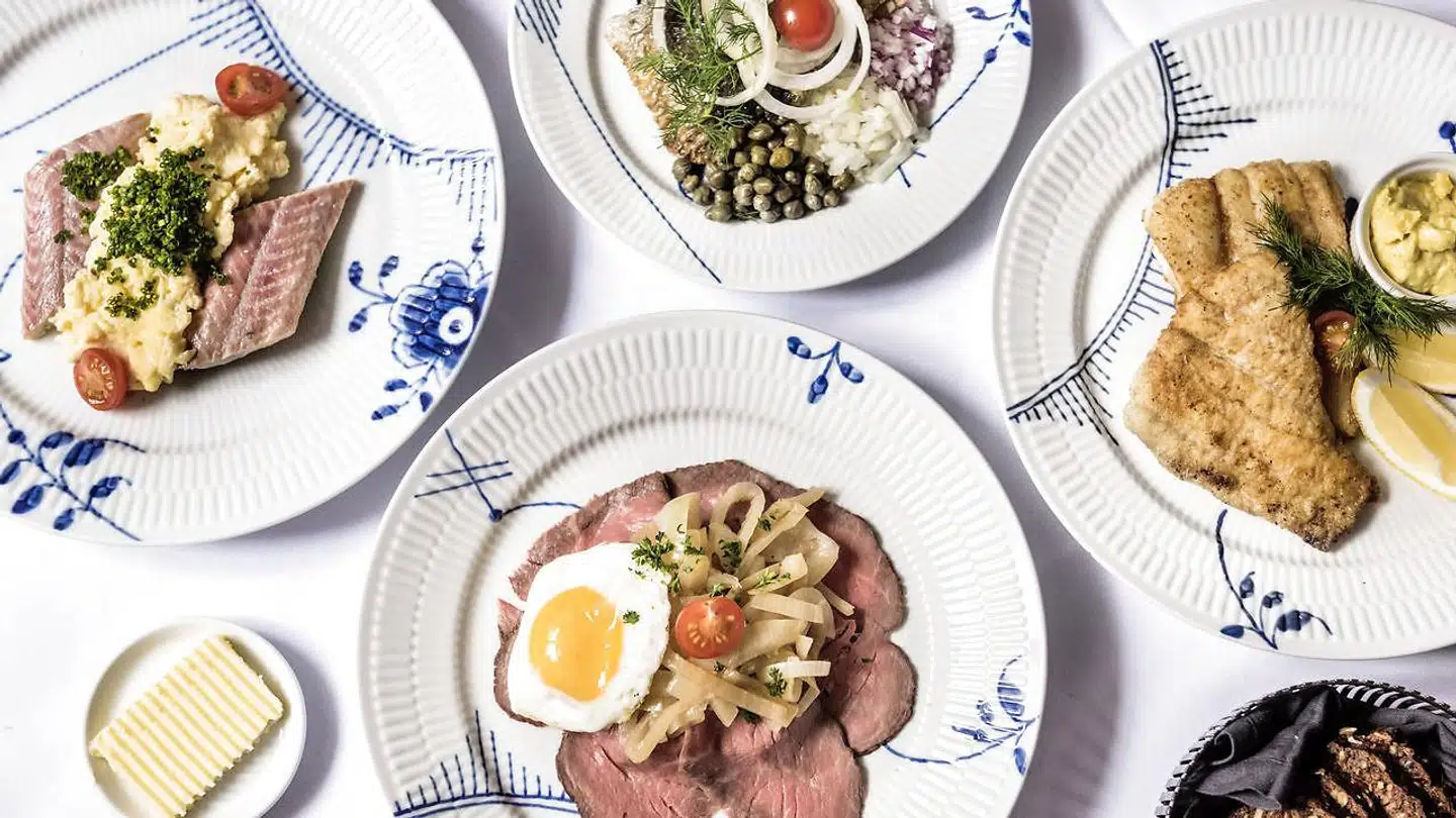 Frokostbordet på Restaurant Amalie er af den klassiske skuffe.