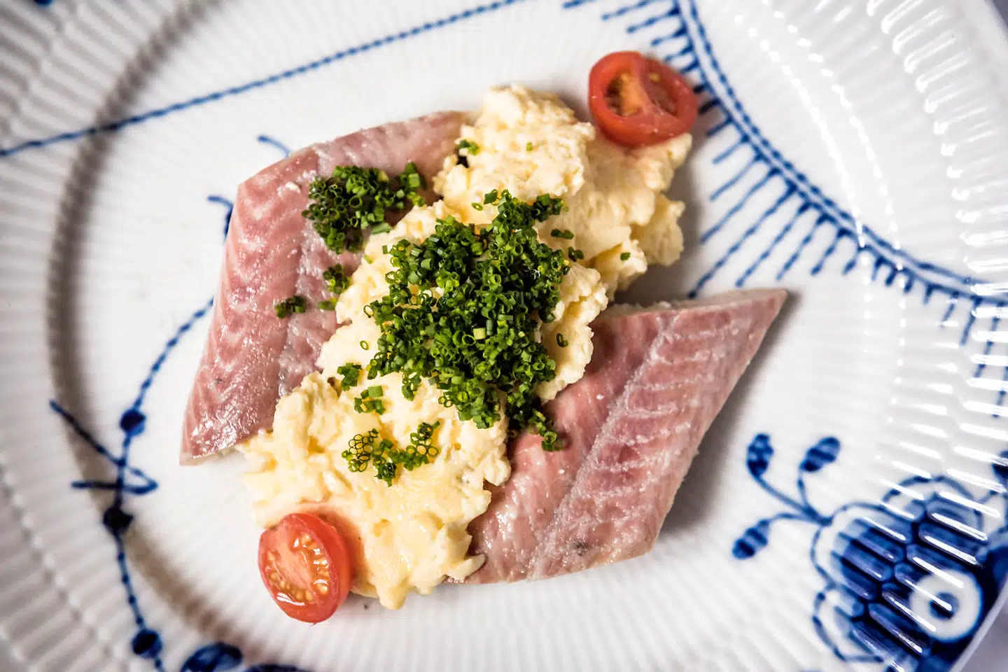 Fejlfri servering af røget ål.