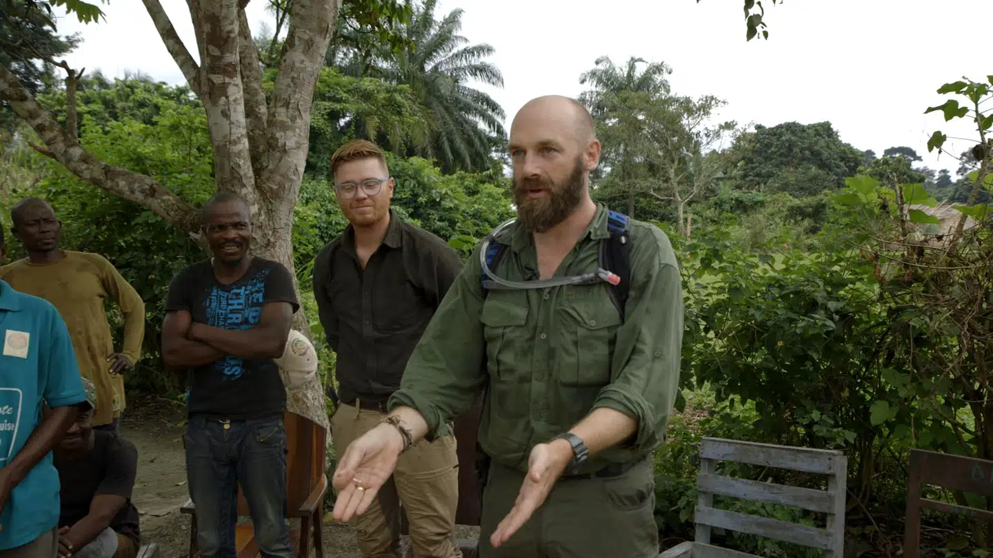 Christoffer Knuth forsøger at forklare de lokale om sin ekspedition ind i mørkets hjerte. Bagved DNA-forsker Mikkel Winther.