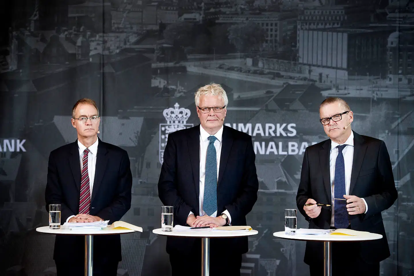 Nationalbankdirektører Per Callesen, Hugo Frey Jensen og Lars Rohde. Nationalbanken afviser, at Danmark skulle have et behov for en digital valuta. I Sverige ser Riksbanken mere bekymret på udviklingen og søsætter nu et pilotprojekt med »e-kronar« for at få praktiske erfaringer med den digitale valuta, før de træffer en endelig beslutning.