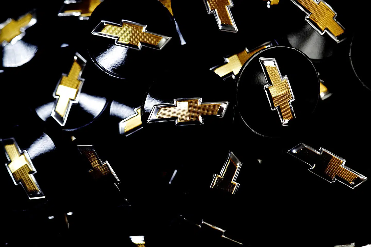 General Motors har varslet store fyringsrunder og lukning af flere bilfabrikker. Her logos til Chevrolet.