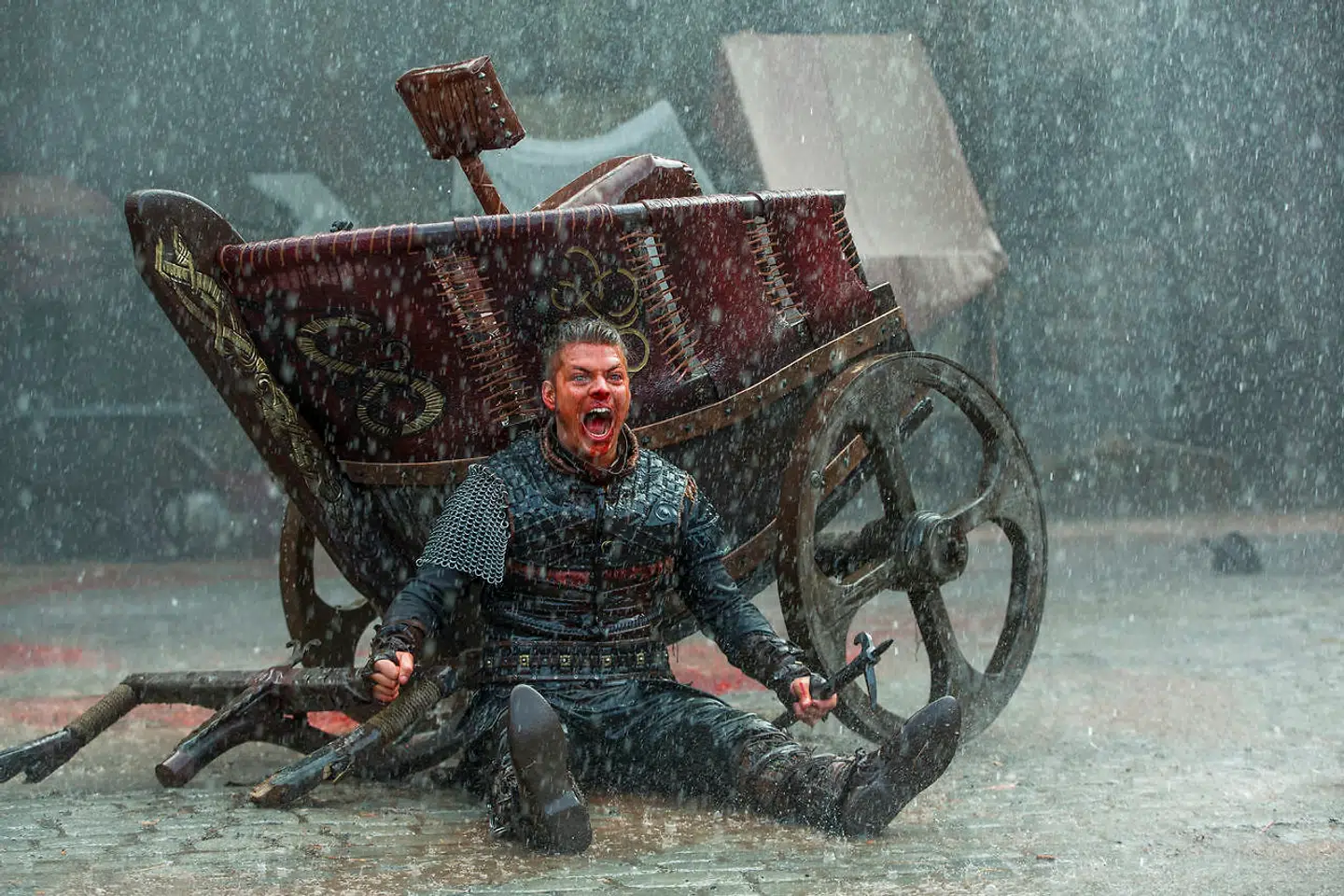 »Flere har fået mit ansigt tatoveret på deres inderlår. Jeg takker for opmærksomheden, men det vil jeg altså ikke anbefale nogen at få gjort,« siger Alex Høgh, der har fået massiv opmærksomhed efter rollen som Ivar Benløs.