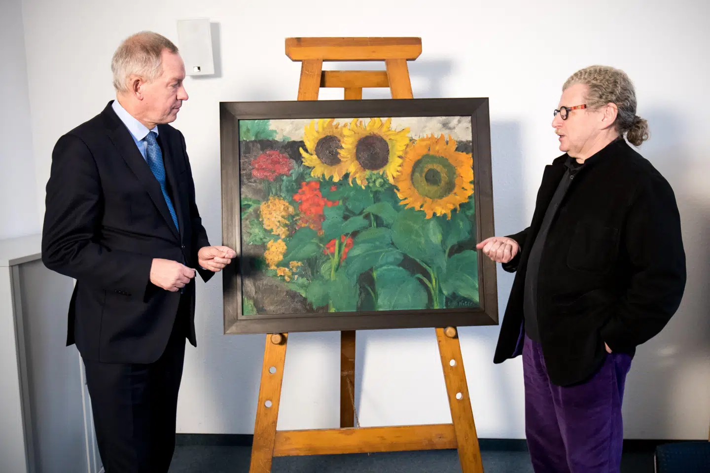 Maleriet Solsikker af kunstneren Emil Nolde forsvandt i 1979 fra et kontor hos en tysk radio- og tv-station. Sidste år dukkede det op. En kvinde får nu findeløn. Christian Charisius/Ritzau Scanpix