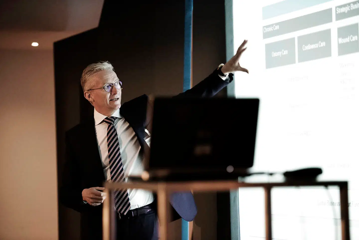 Coloplasts topchef gennem de seneste ti år, Lars Rasmussen, stopper på posten i næste uge, men slipper ikke for et omfattende retsopgør, der allerede har kostet milliarderstatninger til patienter; Lars Rasmussen står nemlig til at blive ny bestyrelsesformand hos den danske medicokæmpe.