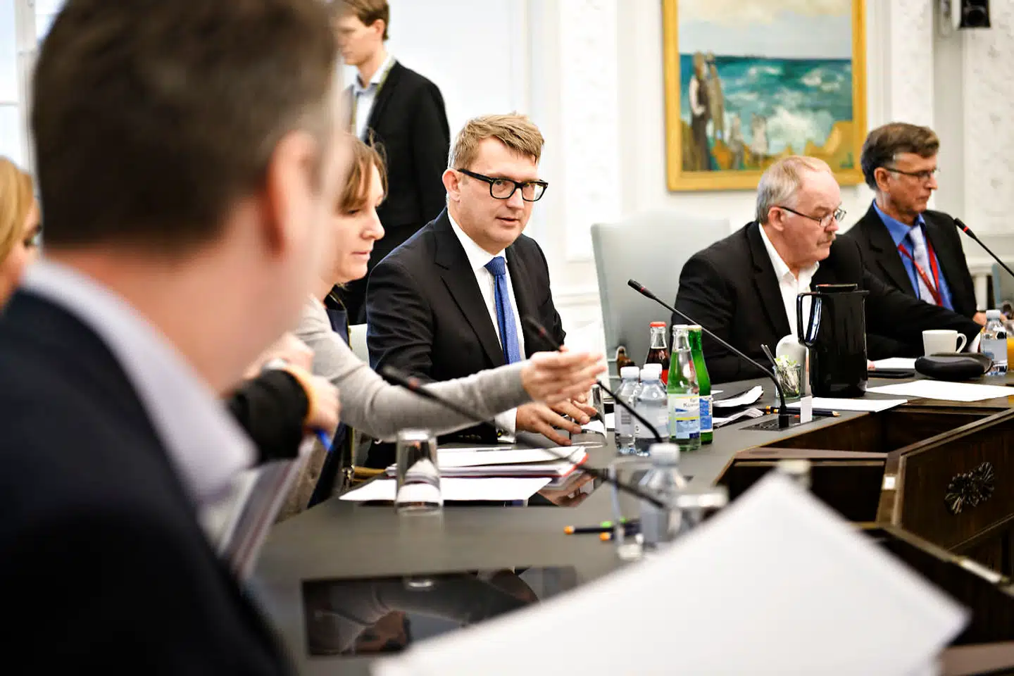 Beskæftigelsesminister Troels Lund Poulsen (V) under samråd om arbejdsmiljøreglerne vedrørende anvendelse af krom-6, på Christiansborg i København onsdag den 21. november 2018. Beskæftigelsesminister Troels Lund Poulsen (V) skal blandt andet svare på spørgsmål om de gældende arbejdsmiljøregler om krom-6 giver arbejdstagerne en tilstrækkelig beskyttelse mod for eksempel lungekræft, og om de danske myndigheder har udvist rettidig omhu med henblik på at sikre arbejdstagerne et sundt arbejdsmiljø, når grænseværdien for krom-6 stadig ikke er ændret. Desuden skal ministeren svare på, hvilke initiativer han vil tage for at sikre, at grænseværdien for krom-6 fastsættes på et niveau, så danske arbejdstagere ikke udsættes for krom-6, hvor 200 af 10.000 kan risikere at få lungekræft. Samrådsspørgsmålene er stillet efter ønske fra Karsten Hønge (SF) og Christian Juhl (EL).. (Foto: Philip Davali/Ritzau Scanpix)