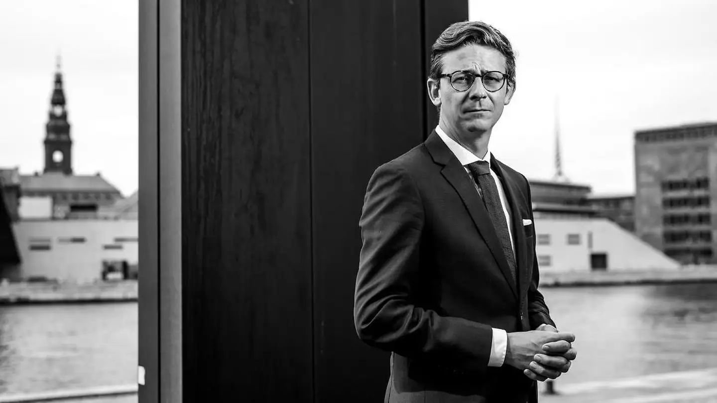 Skatteminister Karsten Lauritzens (V) ministerium bliver kritiseret for flere gange at bede om ændringer i den måde, materiale til Undersøgelseskommissionen om Skat skal udleveres på.