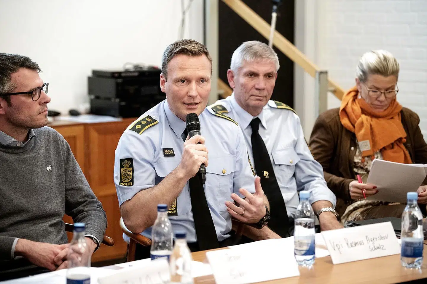 Til et borgermøde 26. november var vicepolitiinspektør Rasmus Agerskov Schulz (med mikrofonen), politikommisær Flemming Kragh-Nielsen (th) og lokalbetjent i Valbyåmrådet Jacob Christensen repræsentanter for Københavns Politi. Til mødet, der blev afholdt i Aalholm Kirke, var desuden Teknik- og Miljøforvaltningen, Københavns Kommune samt lokale politikere repræsenteret. Herudover var der godt 100 borgere, der var mødt op, for at få en status på situationen.