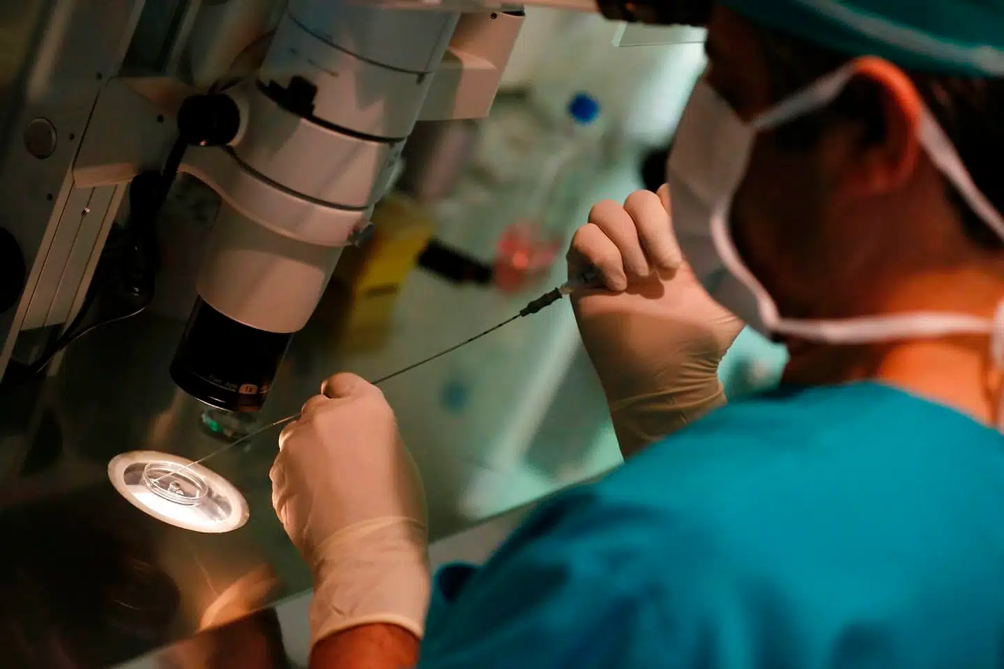 Forskere har i årevis behandlet barnløshed i laboratorier. Nu hævder en kinesisk videnskabsmand, at han som den første har genmanipuleret arvematerialet hos to tvillingepiger, mens de endnu var meget tidlige fostre. Den videnskabelige metode er omstridt, da man ikke kender risikoen, mener andre forskere.