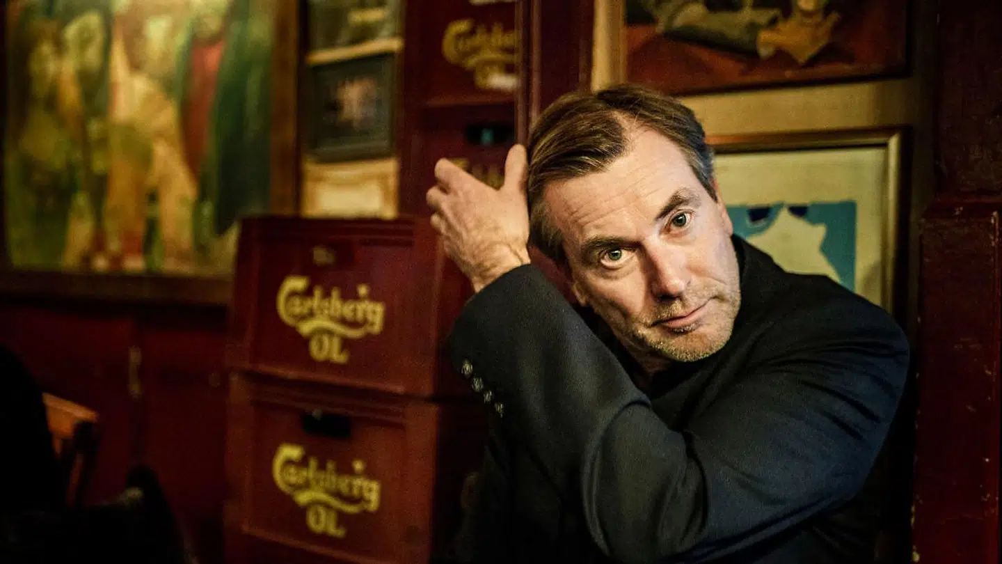 »Jeg har en svaghed for detaljer. Jeg kan for eksempel godt lide, at der står nogle stablede ølkasser frit fremme her på Café Nick. Det ville du jo aldrig se på d'Angleterre.«