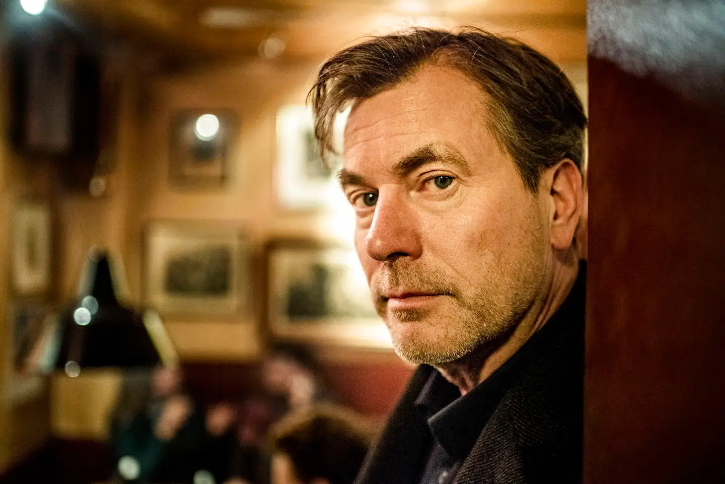 Forfatter Benn Q. Holm er aktuel med romanen »Asfalt og blomster«. Her fotograferet på værtshuset Café Nick