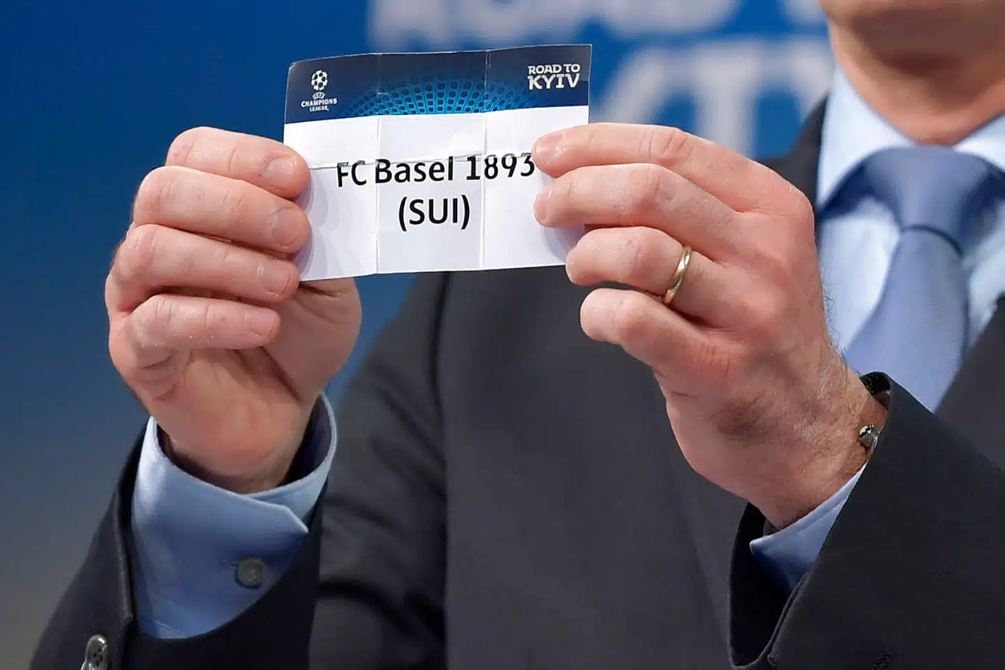 Fodboldklubben FC Basel trækker normalt kun overskrifter på grønsværen. I år kvalificerede hverken herre- eller kvindeholdet sig til Champions League, men nu har klubbens jubilæumsfest givet genlyd internationalt.