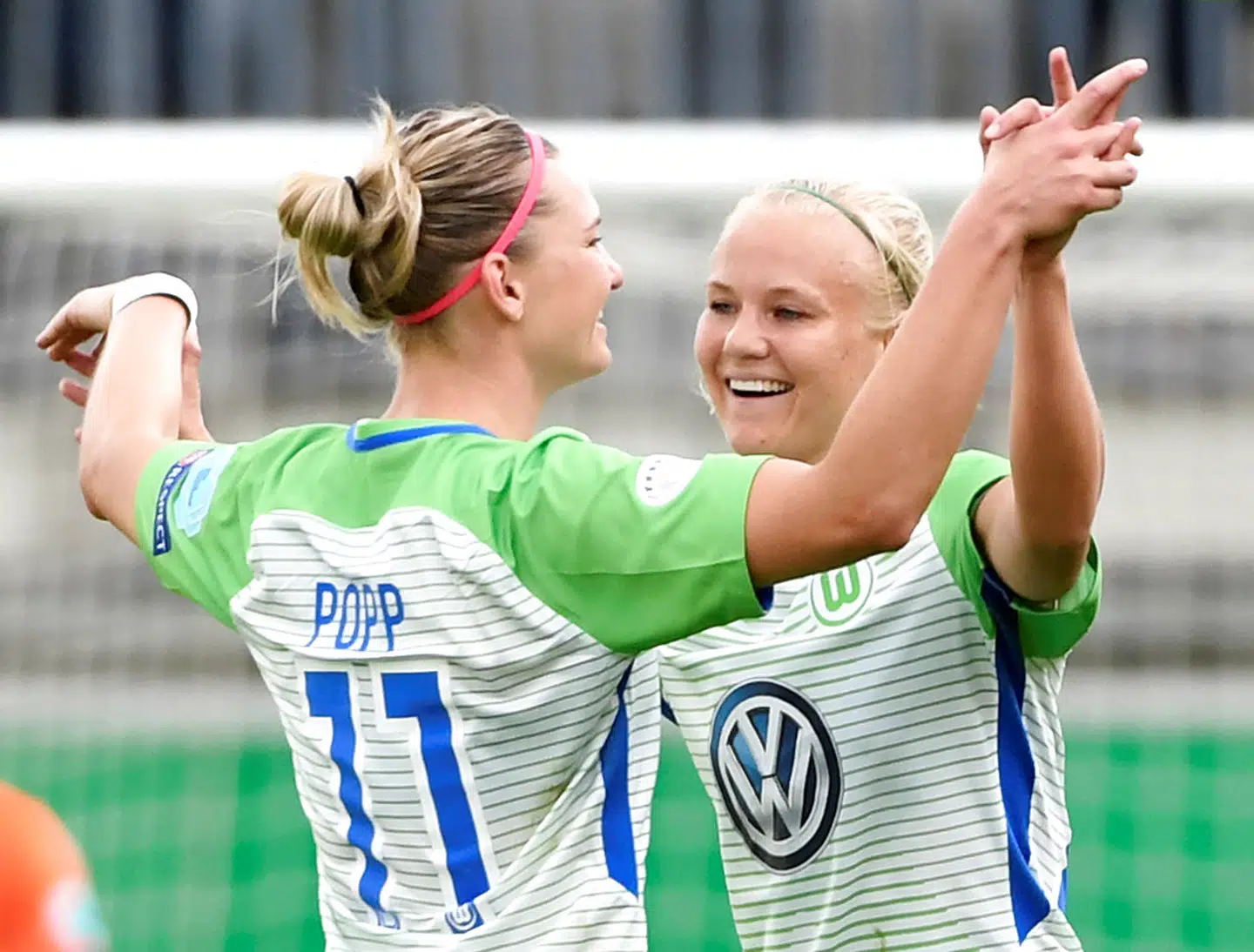 Pernille Harder fra VfL Wolfsburg og det danske kvindefodboldlandshold blev i år kåret til Europas bedste kvindelige fodboldspiller. I 2017 vandt Wolfsburg det tyske mesterskab for kvinder, men blev bedt om at vente med at fejre trofæet, indtil det stod klart, om herrerne i klubben kunne klare frisag og blive i 1. Bundesliga.