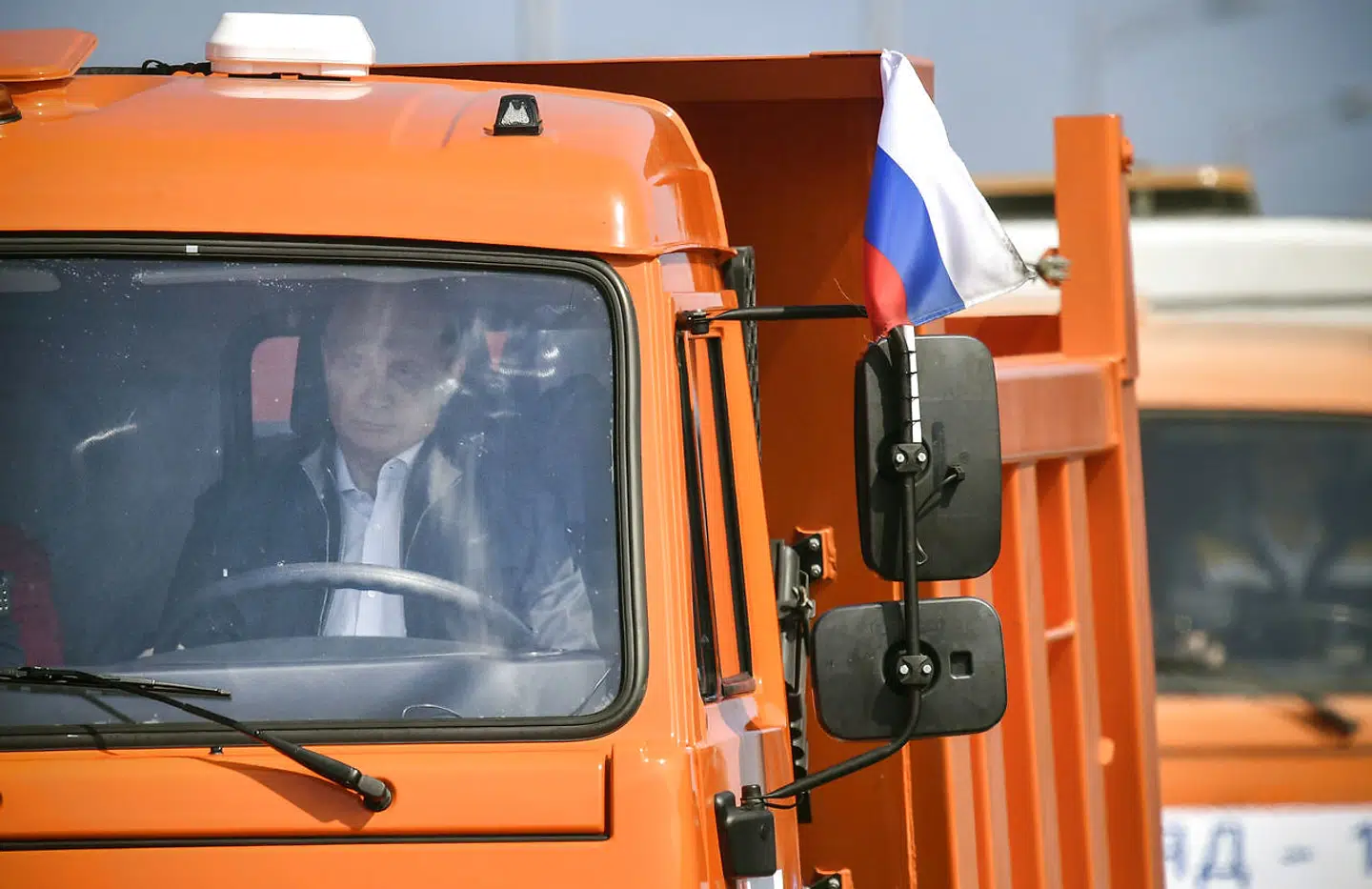Ruslands præsident Putin sad bag rattet i en orange Kamaz-lastbil og anførte en kortege af køretøjer under Krimbroens indvielse i maj i år. Dermed havde han virkeliggjort en drøm, der har eksisteret siden zartiden.