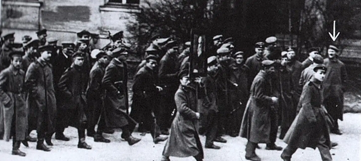 Hitler tjente som soldat den socialistiske - og jødiske - premierminister i »Fristaten Bayern,« Kurt Eisner. Og - siger nogle eksperter - da Eisner i 1919 blev dræbt, deltog Hitler i begravelsesmarchen. Andre mener ikke, at manden under pilen er Hitler.