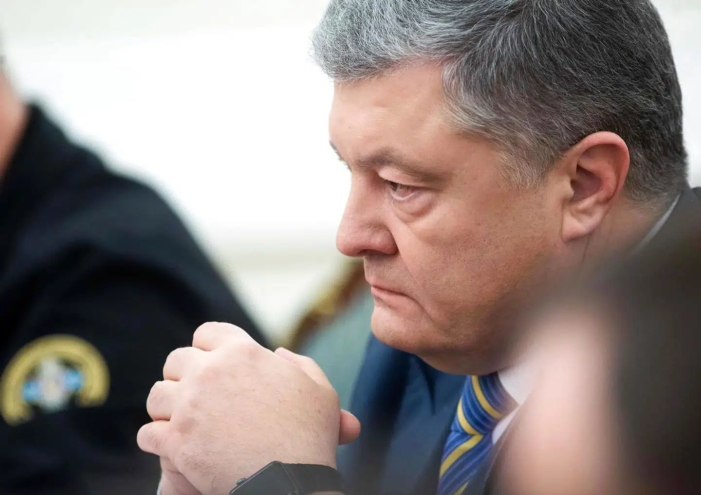 Den ukrainske præsident har opfordret parlamentet til at indføre krigsretstilstand.